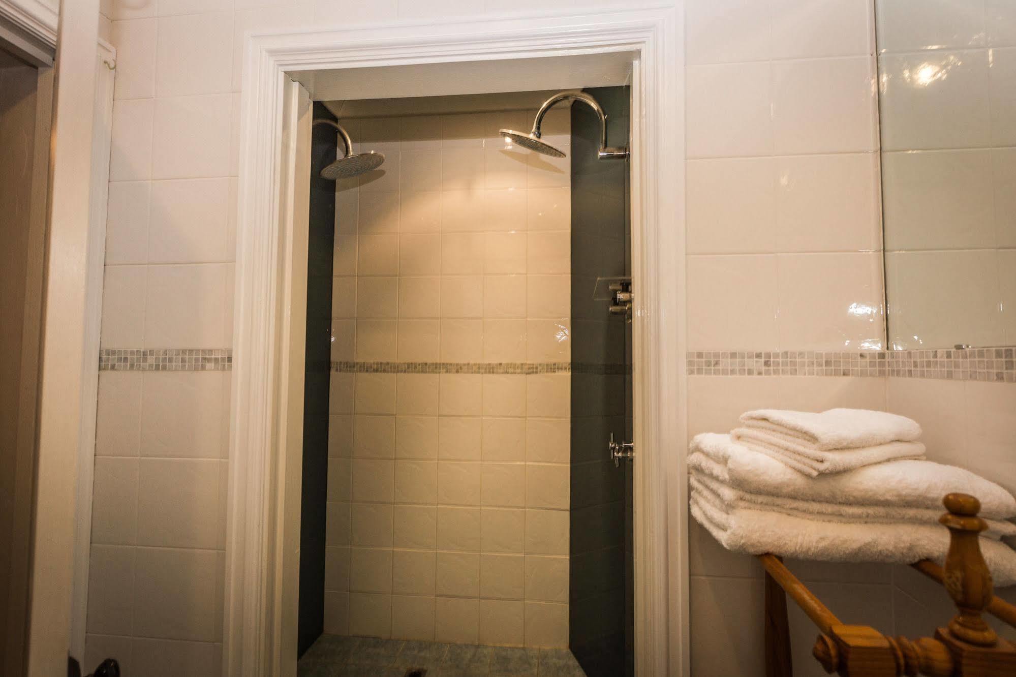 Suites On Avon York Kültér fotó